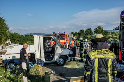 A8 Kirchheim Teck - Wohnwagen zerfetzt nach Reifenplatzer - Zwei Verletzte Urlauber 